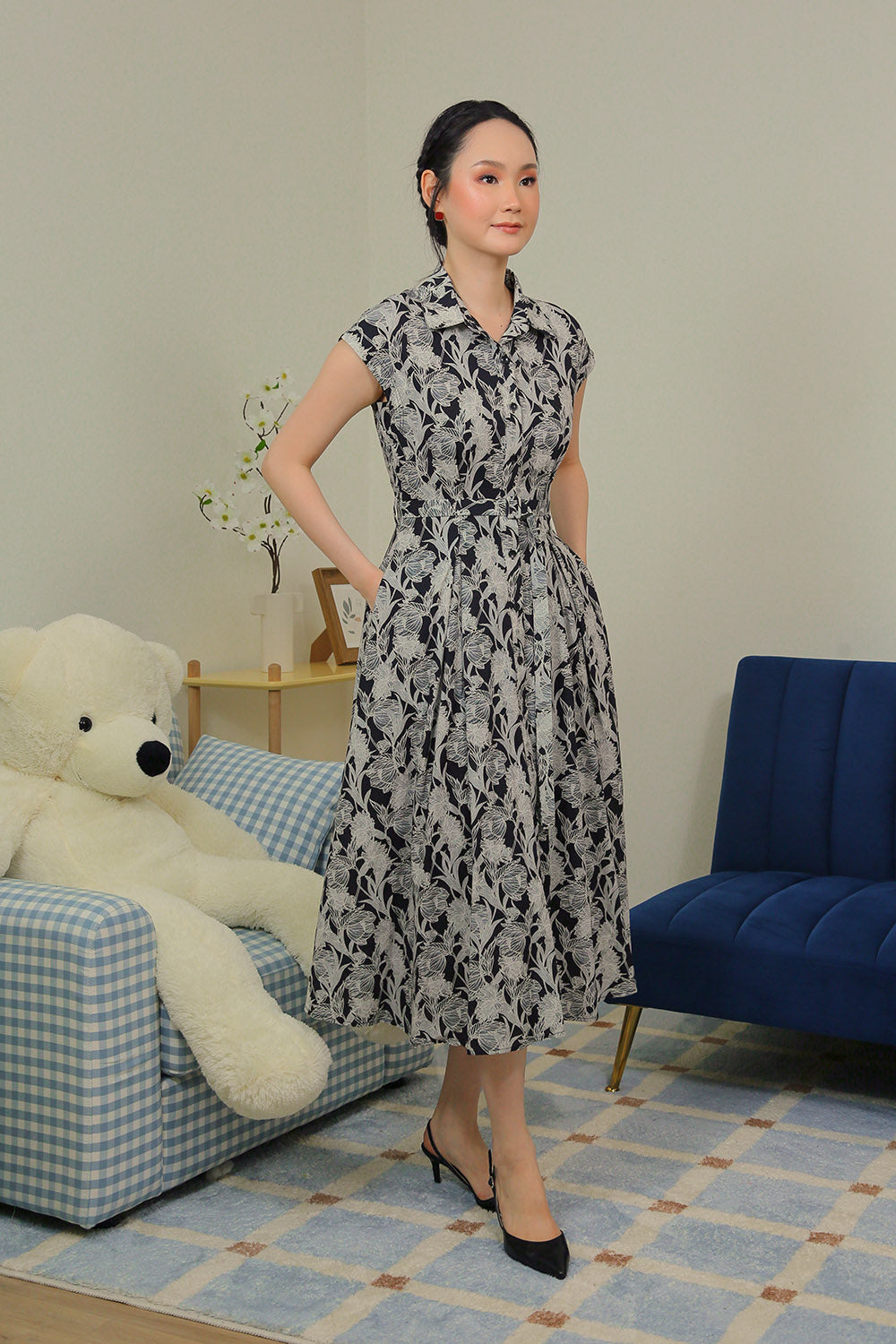 Dezza Midi Dress in Monochrome Leaf Print - Image 4