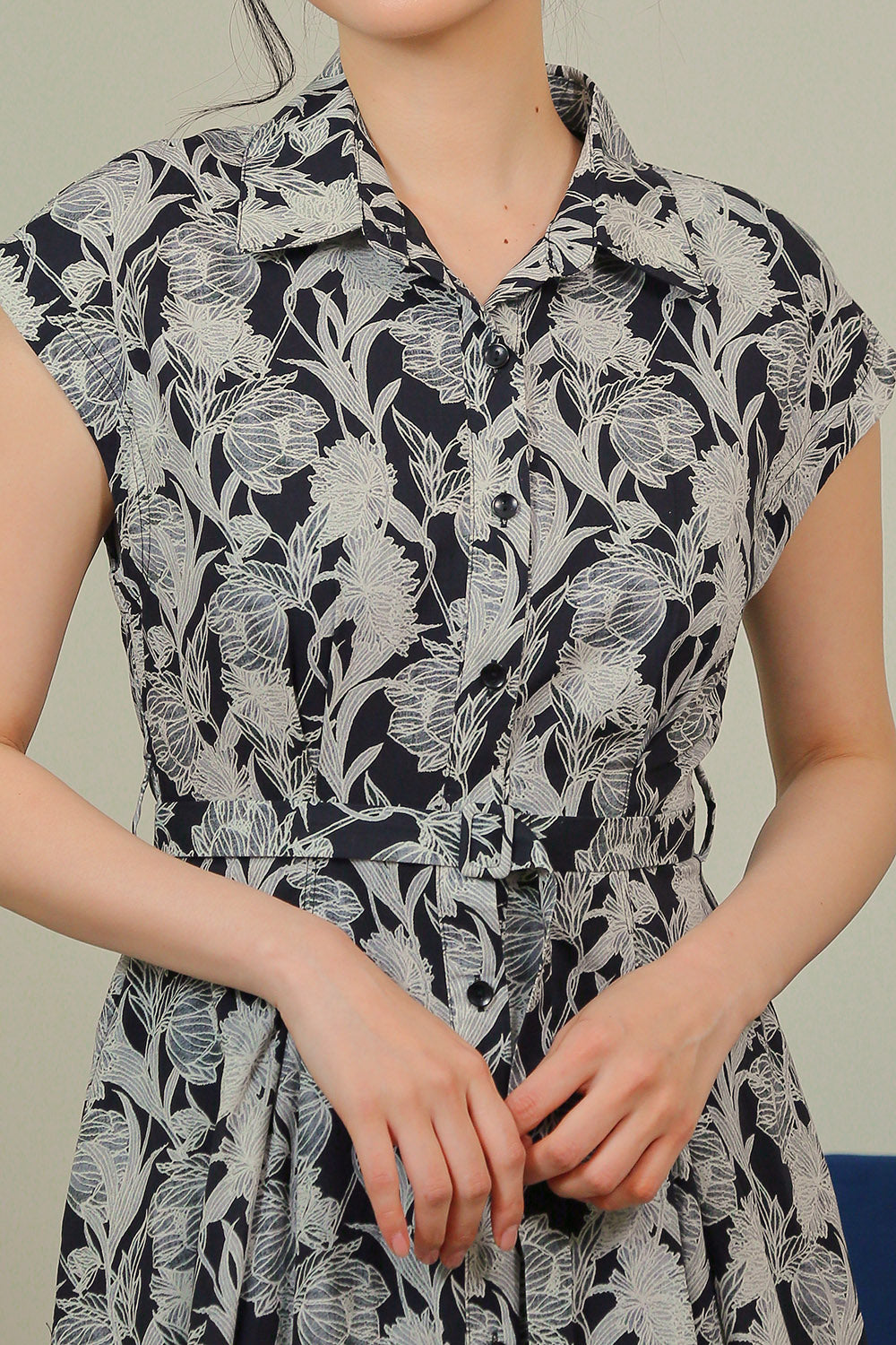 Dezza Midi Dress in Monochrome Leaf Print - Image 2